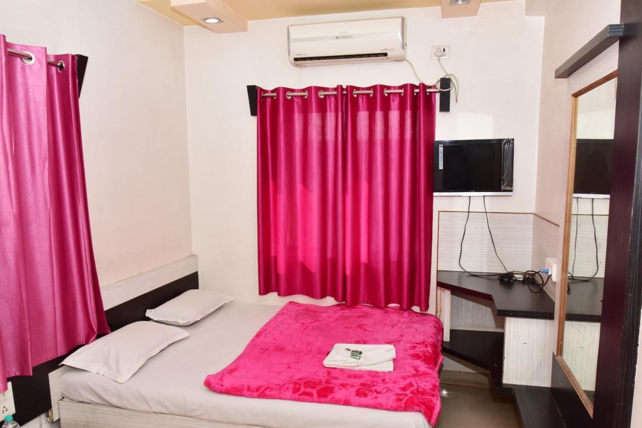 Hotel Temple Sai Shirdi Bagian luar foto