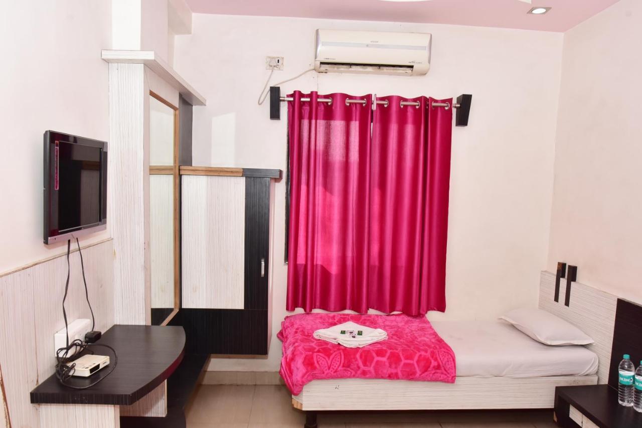 Hotel Temple Sai Shirdi Bagian luar foto
