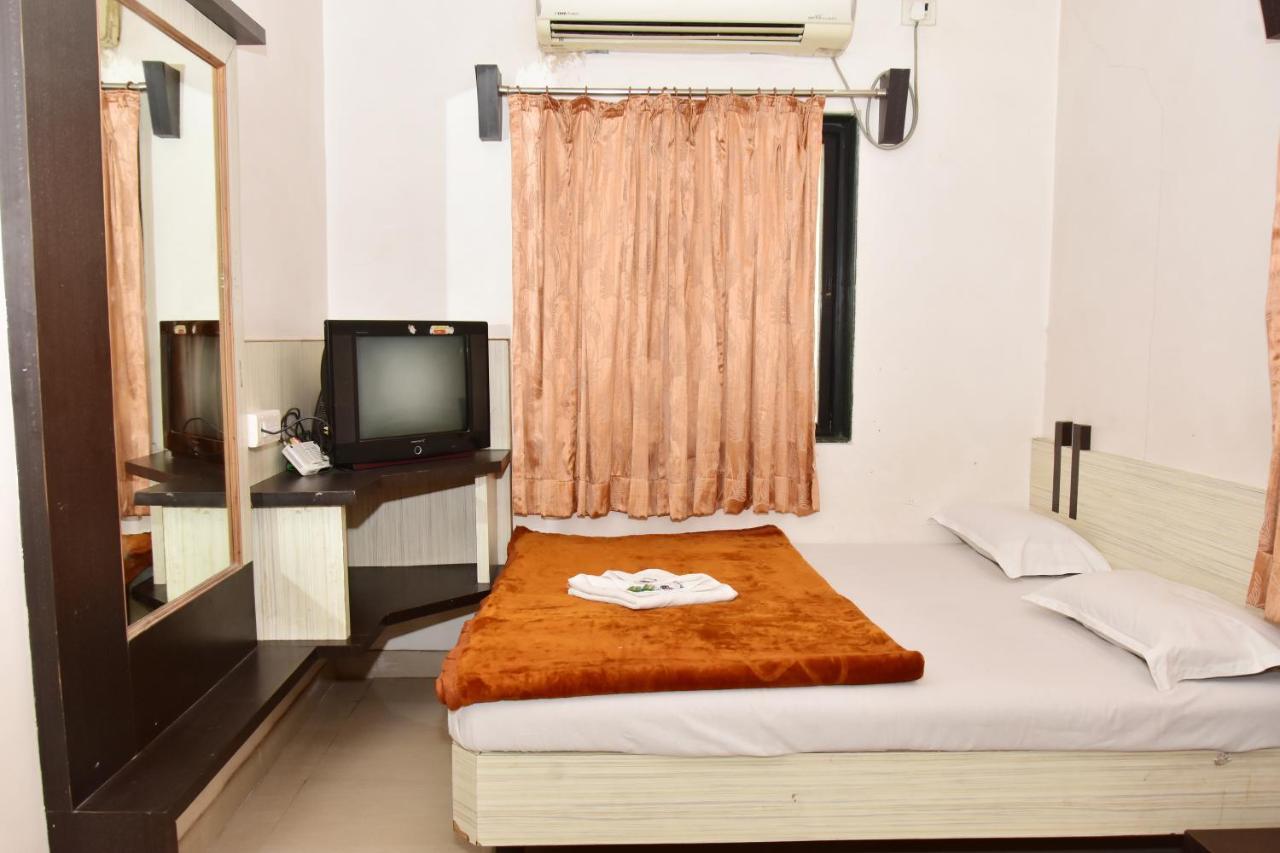 Hotel Temple Sai Shirdi Bagian luar foto
