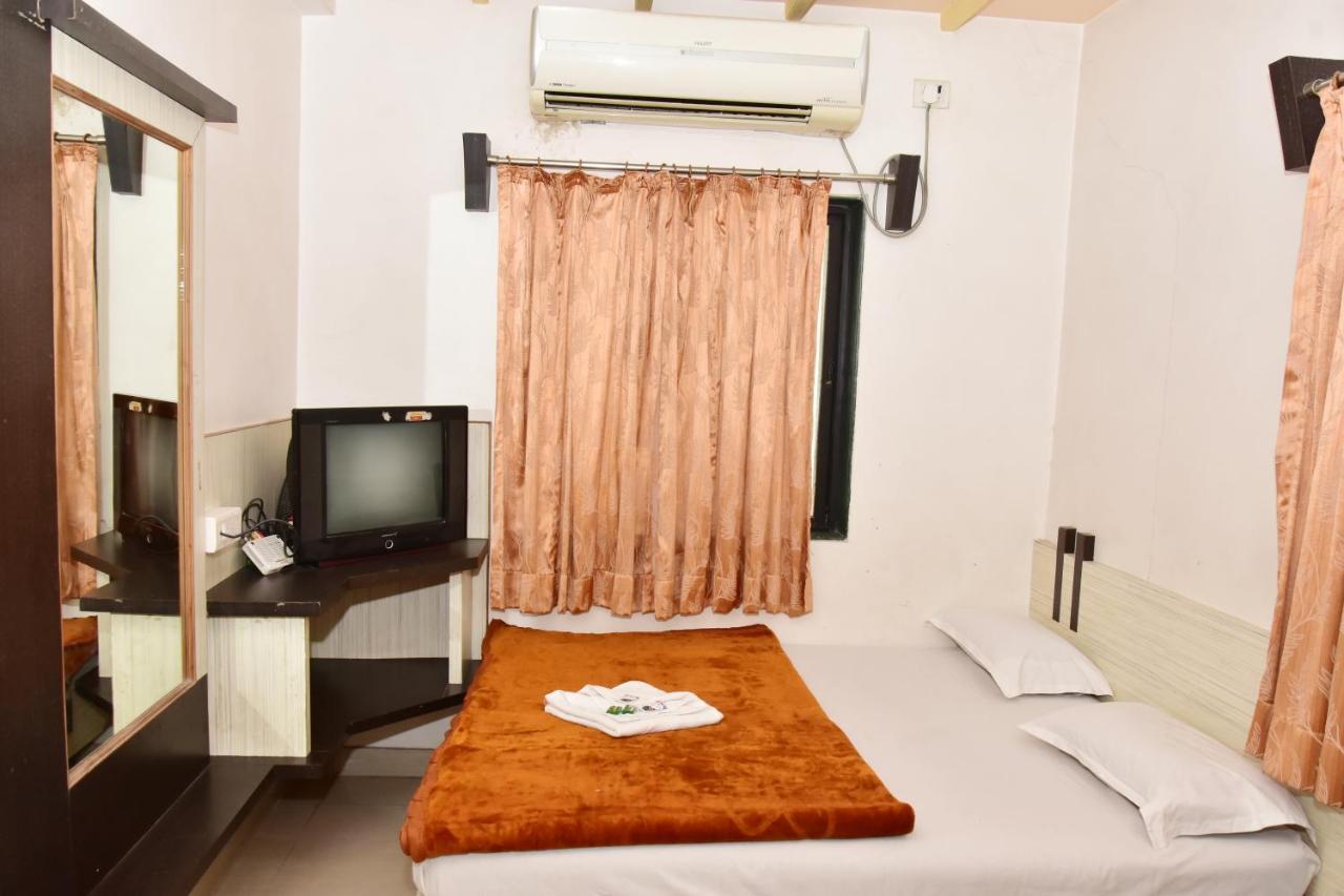 Hotel Temple Sai Shirdi Bagian luar foto